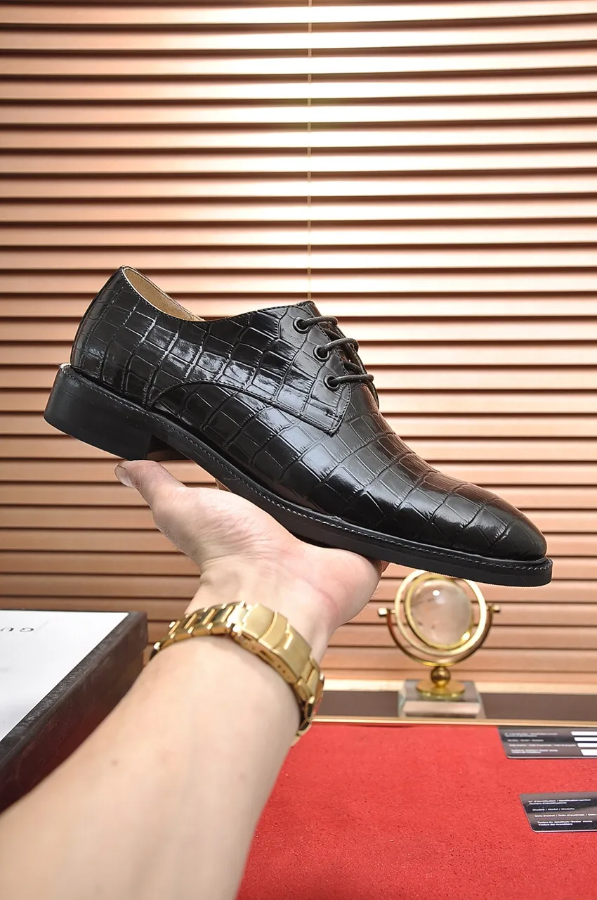 Men's shoes💰460💶Italy's top luxury men's shoes giant [GUCCI Gucci] has a new model 🍃Original European style🔰 Pleasant to the eye😍In order to make the shoes more durable and non-deformable🌀The production continues to follow traditional methods but there is still no lack of innovation💪The original cowhide is chosen for the leather♻️ Smooth, natural and exceptionally bright⭐Made of imported cowhide, the first choice of the rich 38-45 (45 customized)